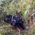 Motorista é resgatada após sair da pista e cair em área de mata na SC-108