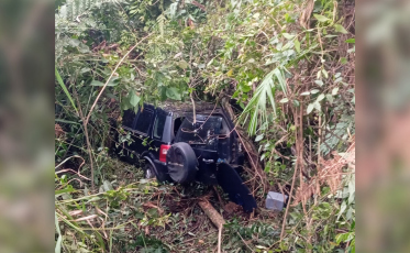 Motorista é resgatada após sair da pista e cair em área de mata na SC-108