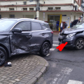 Colisão entre dois carros termina com atropelamento em Criciúma