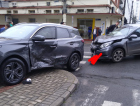 Colisão entre dois carros termina com atropelamento em Criciúma