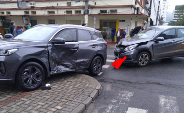 Colisão entre dois carros termina com atropelamento em Criciúma