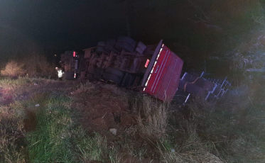 Após saída de pista carreta tomba na BR-101