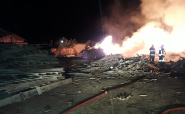  CBM utiliza duas linhas de ataques no combate ao fogo em depósito de rejeito de construção civil