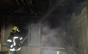 Incêndio destrói casa habitada por morador de rua em Criciúma