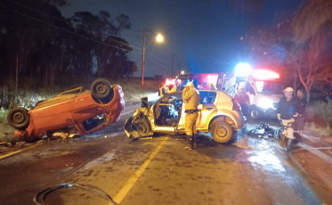 Grave acidente entre três veículos deixa duas pessoas mortas em Içara (FOTOS)