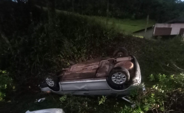 Acidente com capotamento deixa três feridos em Nova Veneza