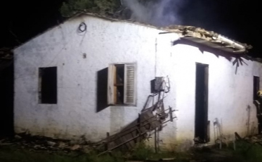 Fogo destrói casa em Treviso