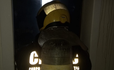 Populares e bombeiros combatem chamas em residência em Içara