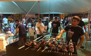 Ação solidária feita por igreja beneficia 150 pessoas em Criciúma na noite de Natal