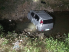 BR-101: Após capotar, carro cai em rio e deixa três jovens feridos em Içara