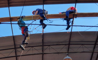Homem é resgatado de telhado de ginásio 