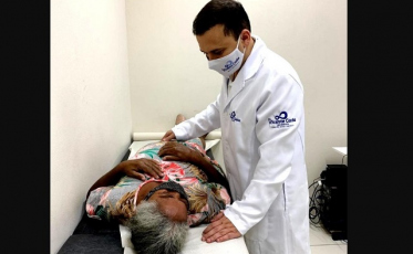 Prefeito atende pacientes para suprir falta de médicos