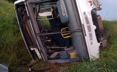 Tubarão: Nove pessoas são hospitalizadas após ônibus sair da pista na BR-101 