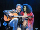 Luiz Meira relembra clássicos de Gal Costa durante show em Criciúma