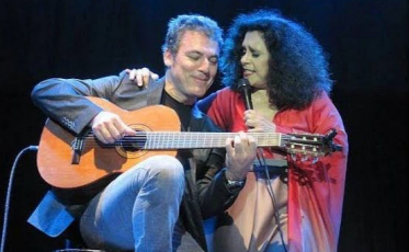 Luiz Meira relembra clássicos de Gal Costa durante show em Criciúma