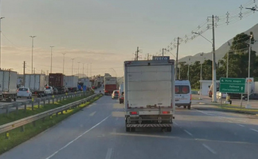 BR-101: Com faixas liberadas, fluxo está normalizado no Morro dos Cavalos