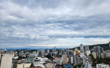 Dias abafados e pancadas de chuva na região