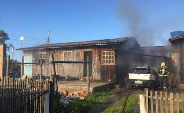 Veículo é atingido por chamas em Maracajá