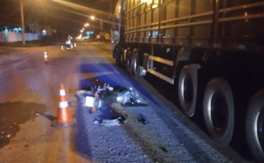 Motociclista fica gravemente ferido após colidir com carreta em Jaguaruna