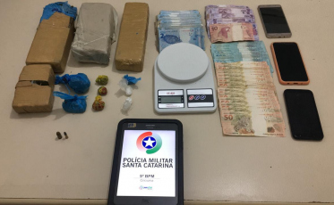 PM prende dupla com 2,7 kg de maconha em Criciúma