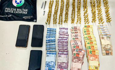 PM localiza 260 pinos de cocaína em apartamento de Tubarão