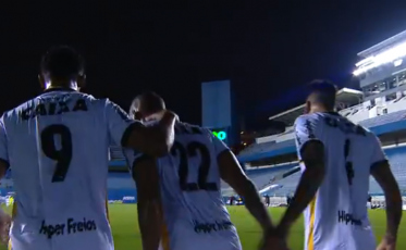 Criciúma cede o empate duas vezes, quase leva a virada e se mantém no Z4