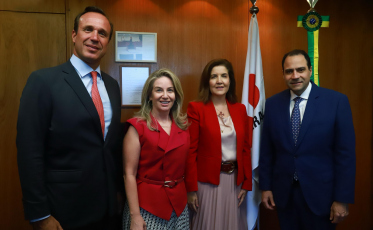 Ao lado do presidente nacional da OAB, Andréia Dota participa de audiência com ministra do STJ