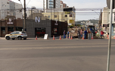 Erosão causa bloqueio da rua Itajaí no Centro de Criciúma
