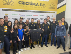 Após completar 600 jogos na carreira, Eder recebe homenagem do Criciúma