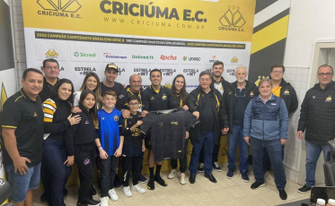 Após completar 600 jogos na carreira, Eder recebe homenagem do Criciúma