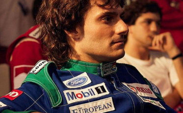 Ator Hugo Bonèmer da série “Senna” estará em Criciúma neste sábado