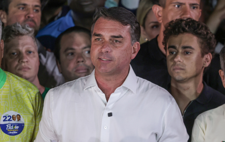 Flávio Bolsonaro se declara “presidente eleito” em carta nos EUA