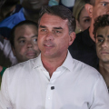 Flávio Bolsonaro se declara “presidente eleito” em carta nos EUA