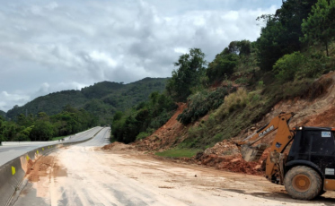 BR-101: No Morro dos Cavalos, tráfego flui em meia pista no sentido Sul  