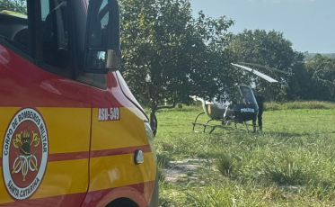 Homem tem braço e mão esmagados em equipamento de transporte de materiais