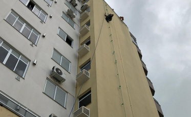 Bombeiros resgatam trabalhador que ficou pendurado em prédio