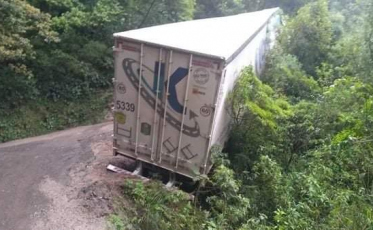 Caminhão interdita Serra do Corvo Branco (VÍDEO)