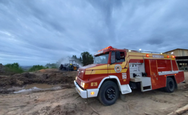 Trator carregado de madeira pega fogo em Treze de Maio 
