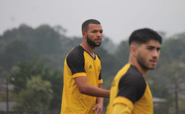 Ex-zagueiro do Tigre, Vitão marcou gol contra bizarro no último jogo do Oeste (VÍDEO)