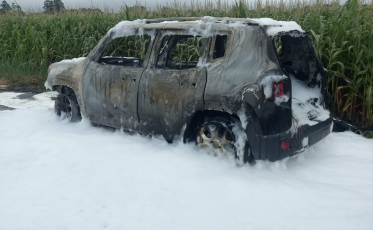 Jeep é destruído por incêndio em Içara