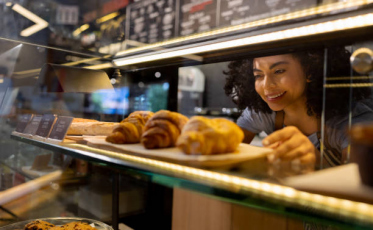 Texto da reforma tributária, que prevê alíquota especial para bares e restaurantes, é entregue ao Senado