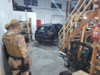 PM encontra galpão de desmanche de carros no Rio Maina