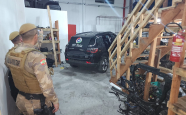 PM encontra galpão de desmanche de carros no Rio Maina