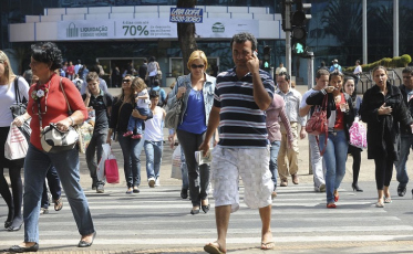 Taxa de desemprego no Brasil cai para 11,8%, revela IBGE