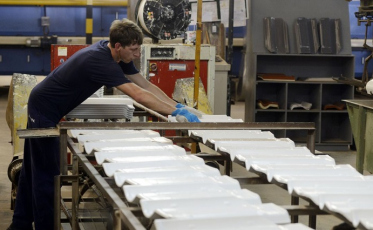 Empregos: Indústria desponta e esperança no comércio se renova