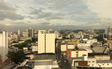 Quinta-feira nublada e momentos de sol