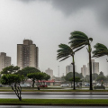 Frente fria e ciclone elevam risco de temporais e derrubam temperaturas no Sul do Brasil