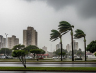 Frente fria e ciclone elevam risco de temporais e derrubam temperaturas no Sul do Brasil