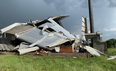 Vento derruba armazém na SC-449 em Meleiro
