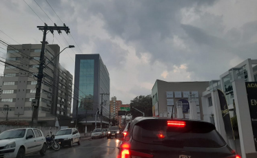 Pancada no fim de tarde com cara do verão